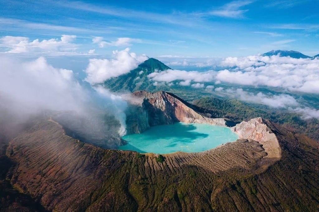 Бирюзовое озеро в кратере вулкана Иджен